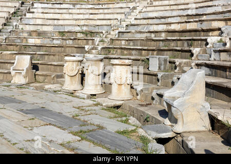 Proedria - trono come sedi di onore e ornato di marmo statua cilindrica basi o piedistalli con intagli in rilievo, Teatro ellenistico di Metropolis Foto Stock