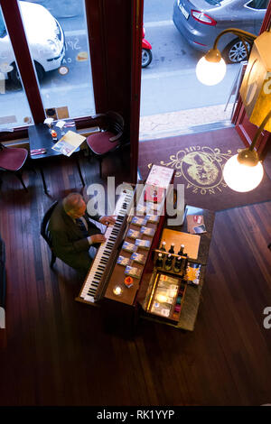 Pianista che suona in un ristorante, vista dall'alto Foto Stock