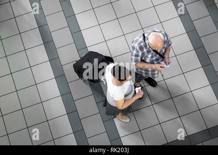 Coppia di anziani sta verificando la loro lista di shopping e denaro nel negozio. Vista superiore Foto Stock