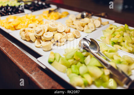 Assortimento di frutta fresca visualizzati in hotel buffet. Varietà di tropicale di cibo esotico in mensa pronto per la cena Foto Stock