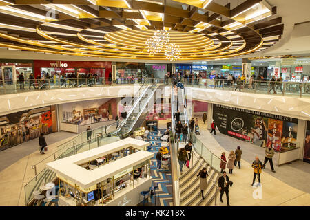 Interno del Manchester Arndale shopping centre mall nel centro della città di Manchester, Inghilterra, Regno Unito Foto Stock