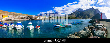 Bella La Aldea de San Nicolas village,vista con barche da pesca,mare e monti,Gran Canaria,Spagna.