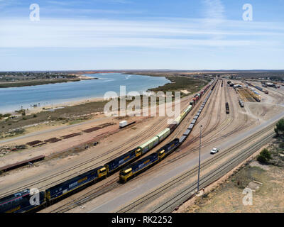 Antenna di treno merci lasciando Spencer giunzione cantiere ferroviario Porto Augusta Sud Australia Foto Stock