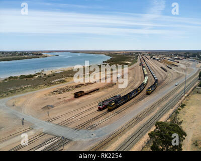 Antenna di treno merci lasciando Spencer giunzione cantiere ferroviario Porto Augusta Sud Australia Foto Stock