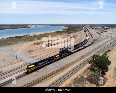 Antenna di treno merci lasciando Spencer giunzione cantiere ferroviario Porto Augusta Sud Australia Foto Stock