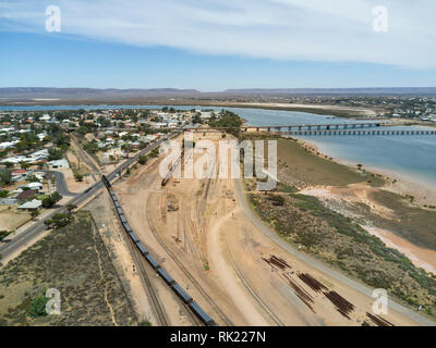 Antenna di treno merci lasciando Spencer giunzione cantiere ferroviario Porto Augusta Sud Australia Foto Stock