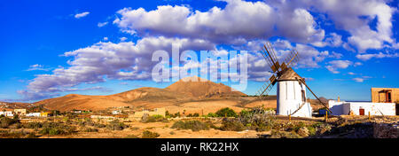 Mulino a vento tradizionale e moun tains nel villaggio di tefia,Fuerteventura,Spagna. Foto Stock