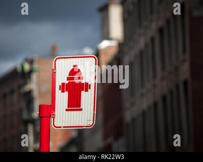 Tipico del Nord American cartello stradale che indica la presenza di un idrante di fuoco preso in una strada di Montreal, Quebec, Canada, con il suo tipico colore rosso hycon, Foto Stock