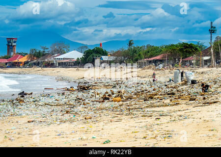 Inquinamento delle bottiglie di plastica, bicchieri cannucce e altri rifiuti lavaggio fino sulla spiaggia di Jimbaran, Bali Indonesia. Foto Stock