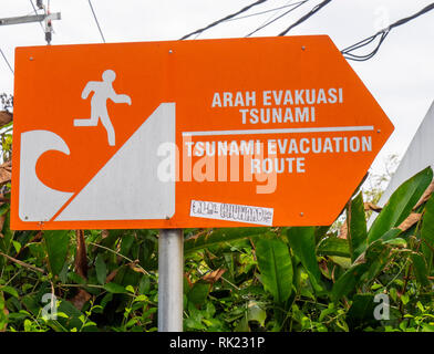 Segno arancione con istruzioni di evacuazione in caso di tsunami in Jimbaran, Bali Indonesia. Foto Stock