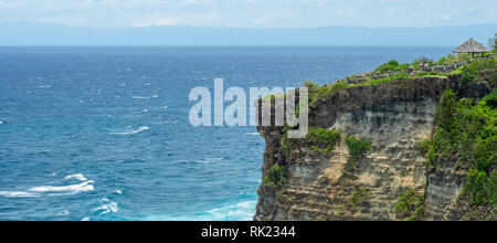 Scogliere calcaree a Uluwatu penisola Bukit, Bali Indonesia. Foto Stock