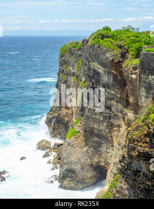 Scogliere calcaree a Uluwatu penisola Bukit, Bali Indonesia. Foto Stock