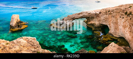 Imponenti rocce nell isola di Cipro,vicino Agya Napa. Foto Stock