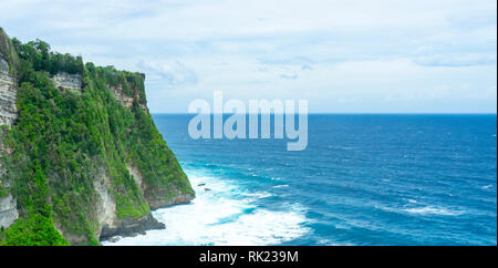 Scogliere calcaree a Uluwatu penisola Bukit, Bali Indonesia. Foto Stock