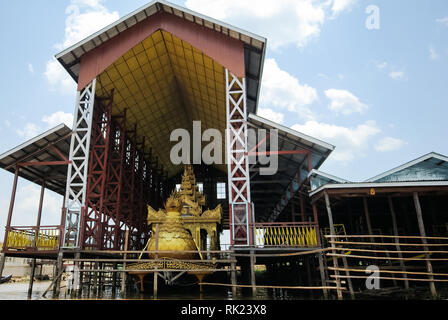 Lago Inle, Myanmar - Giugno 23, 2015: case di legno sull'acqua su palafitte, un villaggio di pescatori sul Lago Inle in Myanmar. Foto Stock