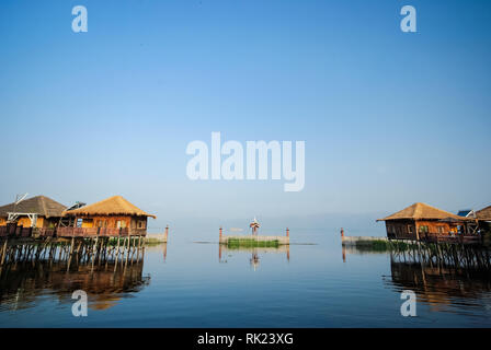 Lago Inle, Myanmar - Giugno 23, 2015: case di legno sull'acqua su palafitte, un villaggio di pescatori sul Lago Inle in Myanmar. Foto Stock