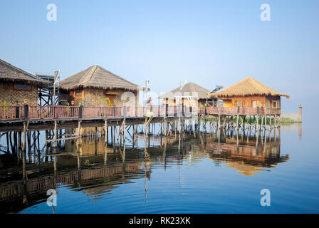 Lago Inle, Myanmar - Giugno 23, 2015: case di legno sull'acqua su palafitte, un villaggio di pescatori sul Lago Inle in Myanmar. Foto Stock