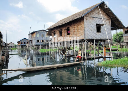 Lago Inle, Myanmar - Giugno 23, 2015: case di legno sull'acqua su palafitte, un villaggio di pescatori sul Lago Inle in Myanmar. Foto Stock