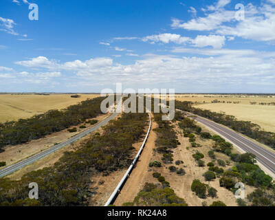 Antenna della tubazione di alimentazione dell'acqua, su strada e per ferrovia della penisola di Eyre South Australia Foto Stock