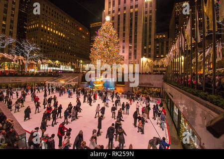 La folla pattinare sul ghiaccio al Rockefeller Center a Natale Foto Stock