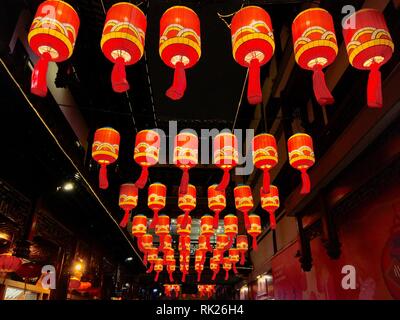 Colorata lanterna cinese appeso su una corsia in Il Giardino di Yuyuan durante il festival di primavera. 02/07/2019. Shanghai, Cina. Foto Stock