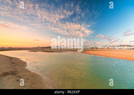 Spiaggia di sabbia di Playa de la Roche e l'oceano al tramonto, Conil de la Frontera, Costa de la Luz, la provincia di Cadiz Cadice, Andalusia, Spagna Foto Stock