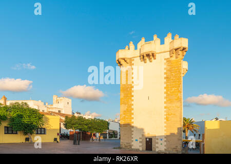 L Antica Torre de Guzman nella vecchia città di Conil de la Frontera, Costa de la Luz, la provincia di Cadiz Cadice, Andalusia, Spagna Foto Stock