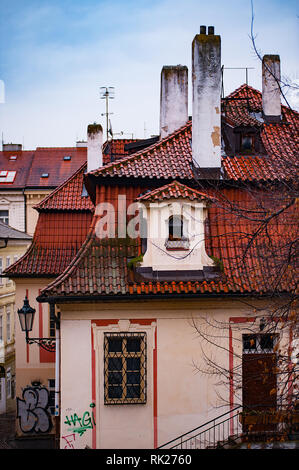 Praga, Repubblica Ceca - 12 Marzo 2018: Vecchia casa con il tetto rosso tetto in Praga Foto Stock