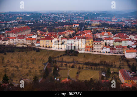 Vista sui tetti rossi di Mala Strana e sui Giardini Petrin a Praga. Foto Stock