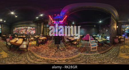 Visualizzazione panoramica a 360 gradi di GRODNO, Bielorussia - Aprile 2017: full seamless panorama 360 angle view all'interno della hall elegante nightclub bar in stile vintage con gabbia per ballare