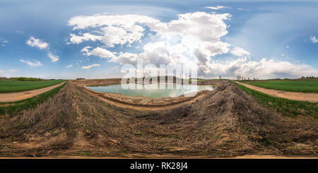 Visualizzazione panoramica a 360 gradi di Completa il panorama senza giunture 360 angle view all'alta rupe del vasto fiume nella cava di sabbia mining. Skybox come sfondo in equirettangolare sph