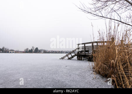 Scale di legno che conduce in un lago ghiacciato (Alte Donau, Vienna Austria) Foto Stock