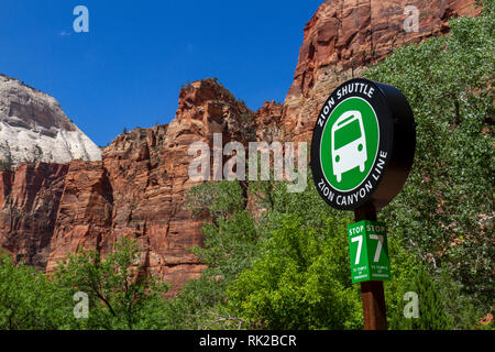 Cerca passato Sion Fermata bus navetta segno verso la parete Touchstone e Big Bend Viewpoint, Parco Nazionale Zion, springdale, Utah, Stati Uniti d'America. Foto Stock