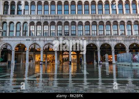 Inondati Plaza San Marco a Venezia. L'acqua dando una bella riflessione dell'edificio. Foto Stock