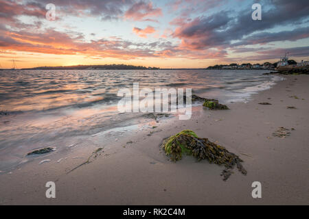 Tramonto sul porto di Poole e Brownsea Island Foto Stock