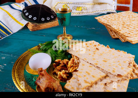 Matzo per Pasqua con barra in metallo e il vino sulla tavola Foto Stock