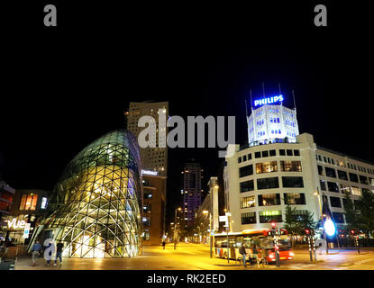 EINDHOVEN, Paesi Bassi - 5 giugno 2018: vista notturna della vecchia fabbrica Philips edificio moderno e futuristico edificio nel centro della città di Eindhoven, Foto Stock