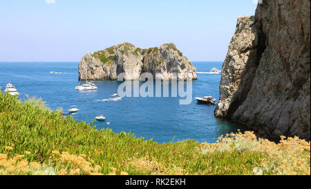 I Faraglioni sulla costa dell'isola di Capri, Italia Foto Stock