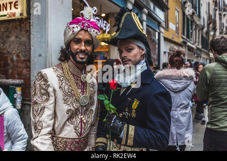 Venezia, Italia - 09 febbraio 2018: coppia di maschere di carnevale in posa per i fotografi Foto Stock