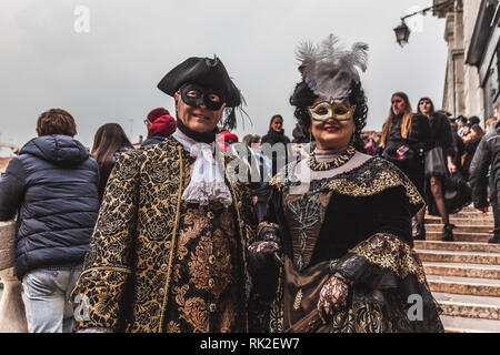 Venezia, Italia - 09 febbraio 2018: coppia di maschere di carnevale su un ponte Foto Stock