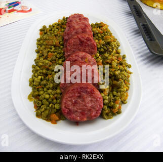 Italian Cotechino con lenticchie sulla tavola del Natale Foto Stock