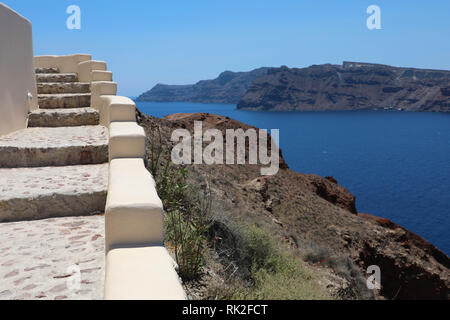 Scale tranquilla salendo dal mare Egeo a Santorini Island, Grecia Foto Stock