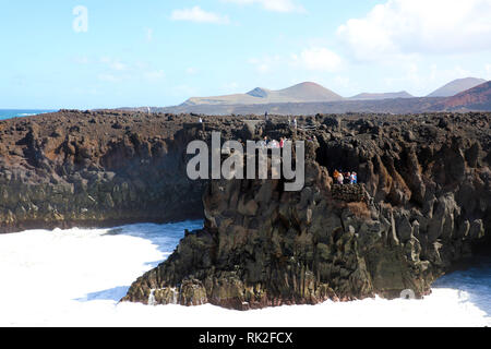 LANZAROTE, Spagna - 20 Aprile 2018: i turisti in visita a Los Hervideros, bellissimo litorale con le onde del mare, Lanzarote, Isole Canarie Foto Stock