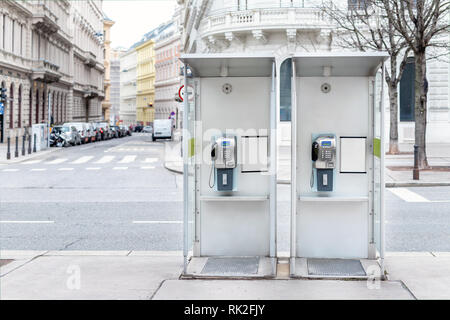 Coppia di stand di telefoni a pagamento nel centro di Vienna street. Due moderni telefoni pubblici sulla città europea street. copyspace Foto Stock