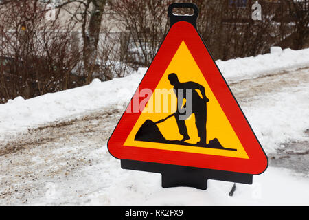 Lavori in corso segnale di avvertimento in corrispondenza di una strada della neve durante la stagione invernale. Foto Stock