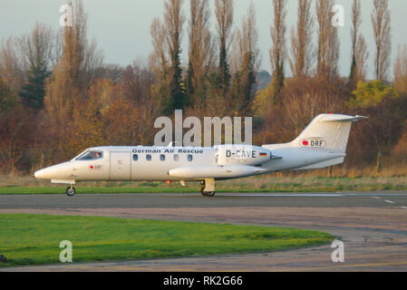 German Air Rescue DRF Gates Learjet 35A jet plane D-CAVE presso l'aeroporto Southend, Essex, Regno Unito. Ambulanza aerea, trasporto medico. Jet aziendale Foto Stock