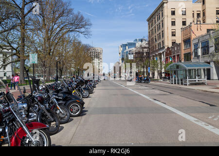 MADISON, Wisconsin - 10 Maggio 2014: una fila di moto parcheggiate sulla strada principale per motociclo Awareness Month Rally presso la sede della capitale in Madison Foto Stock