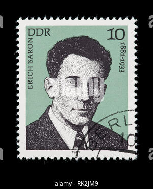 Francobollo dalla Germania Est (DDR) raffigurante Erich Baron, avvocato e WW2 combattente della resistenza Foto Stock