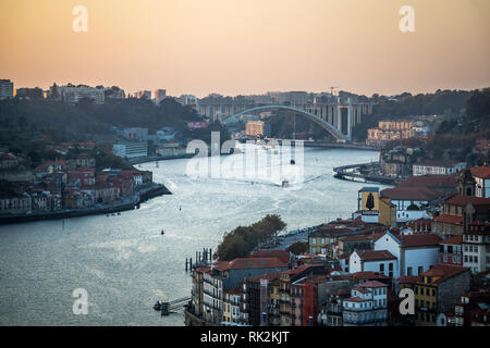 Il quartiere Ribeira al tramonto dal ponte dom Luis Foto Stock