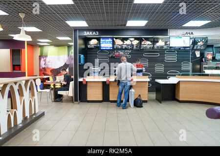 San Pietroburgo - circa maggio, 2016: interno del ristorante McDonald's. McDonald's è il più grande del mondo di catena di hamburger ristoranti fast food, fou Foto Stock